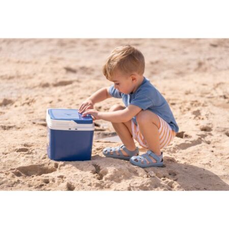 תמונת אווירה ילד בחוף ים עם סנדלי איגור S10292-225